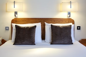 Standaard tweepersoonskamer, 1 tweepersoonsbed | Hypoallergeen beddengoed, een kluis op de kamer, individueel gedecoreerd