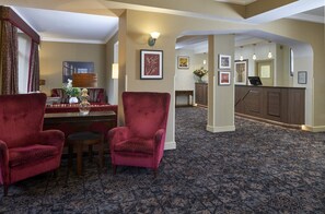 Utsikt mot hagen, serverer frokost, lunsj og middag