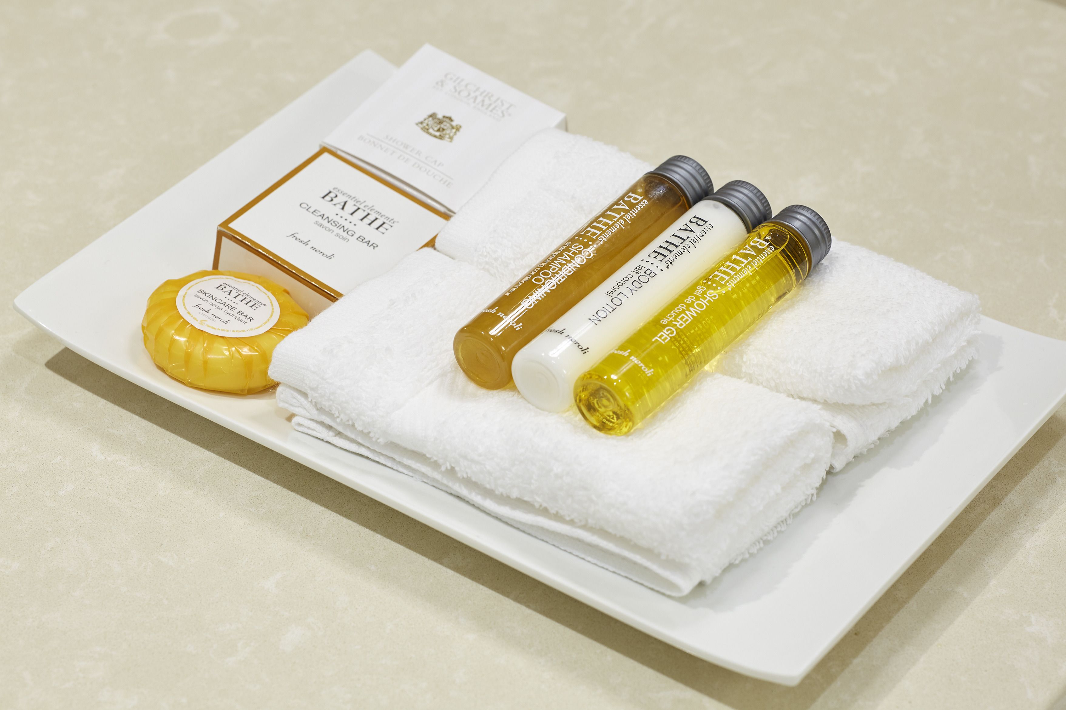 combined shower/bathtub, eco-friendly toiletries, hair dryer, towels