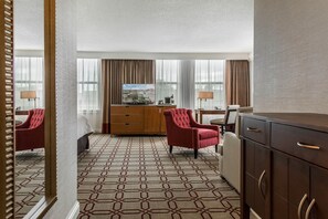 Suite, 1 King-Bett, Eckzimmer | Hochwertige Bettwaren, Daunenbettdecken, Zimmersafe, Schreibtisch