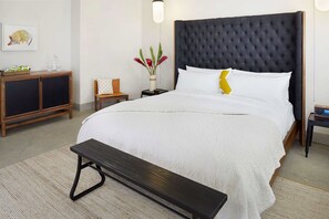 Executive Room, 1 King Bed | Premium bedding, pillowtop beds, in-room safe, desk