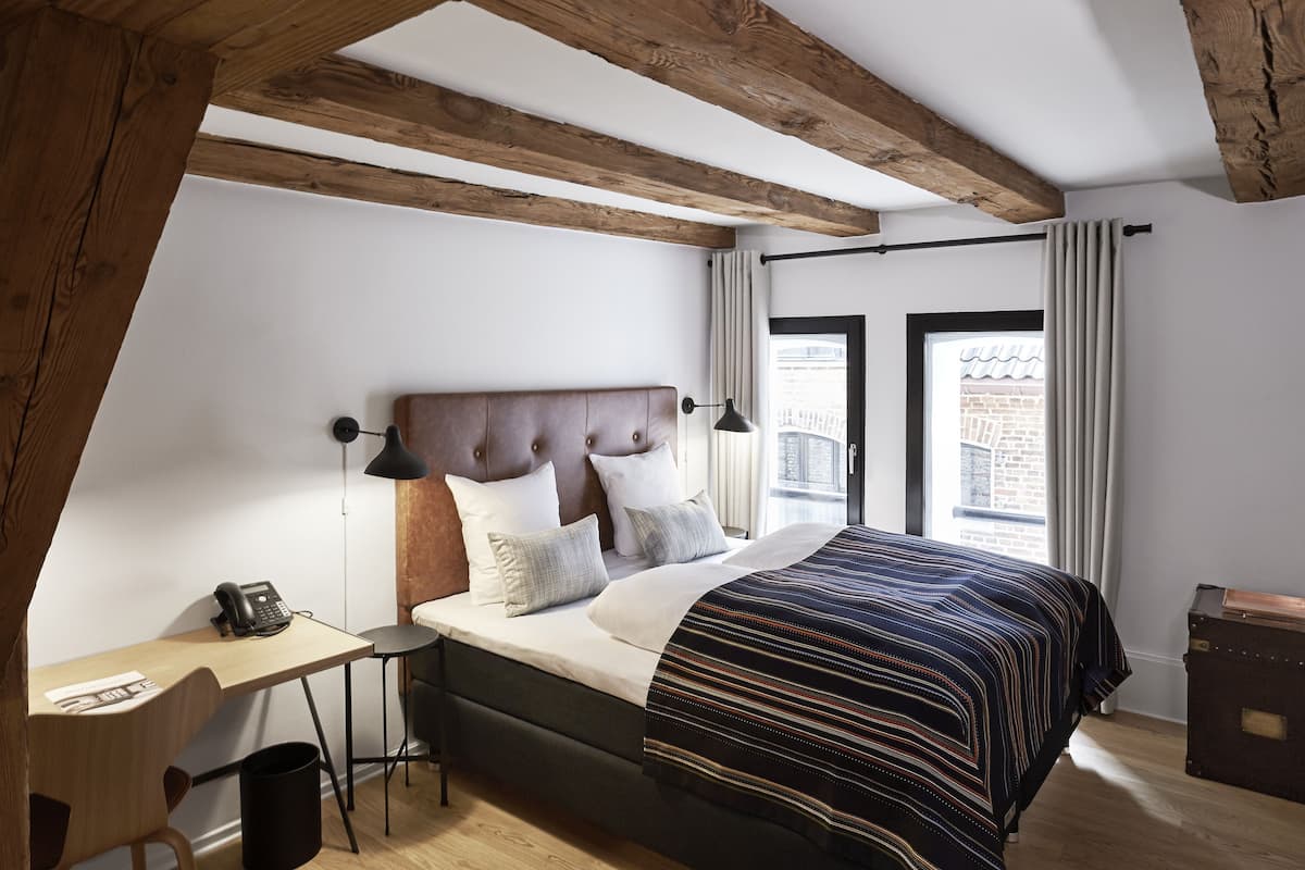 executive double | premium bedding, minibar, in-room safe, desk