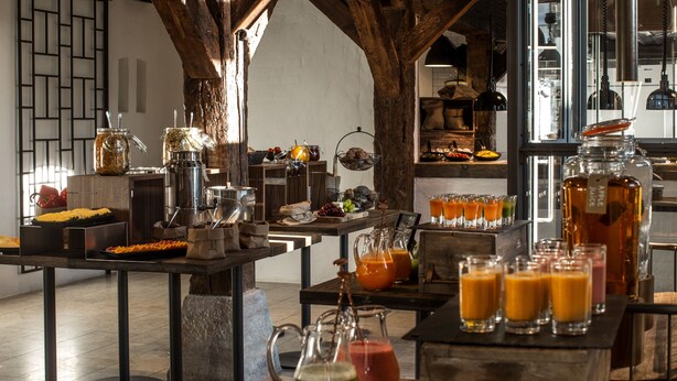 Un bufé de desayuno con diversas opciones de comida y bebidas.