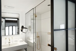 Executive Double Room with Partial View | Baño | Amenidades de baño de diseñador, secadora de cabello, toallas, jabón 