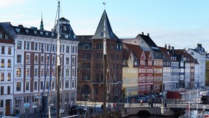 Un canal con barcos, edificios históricos y un puente.