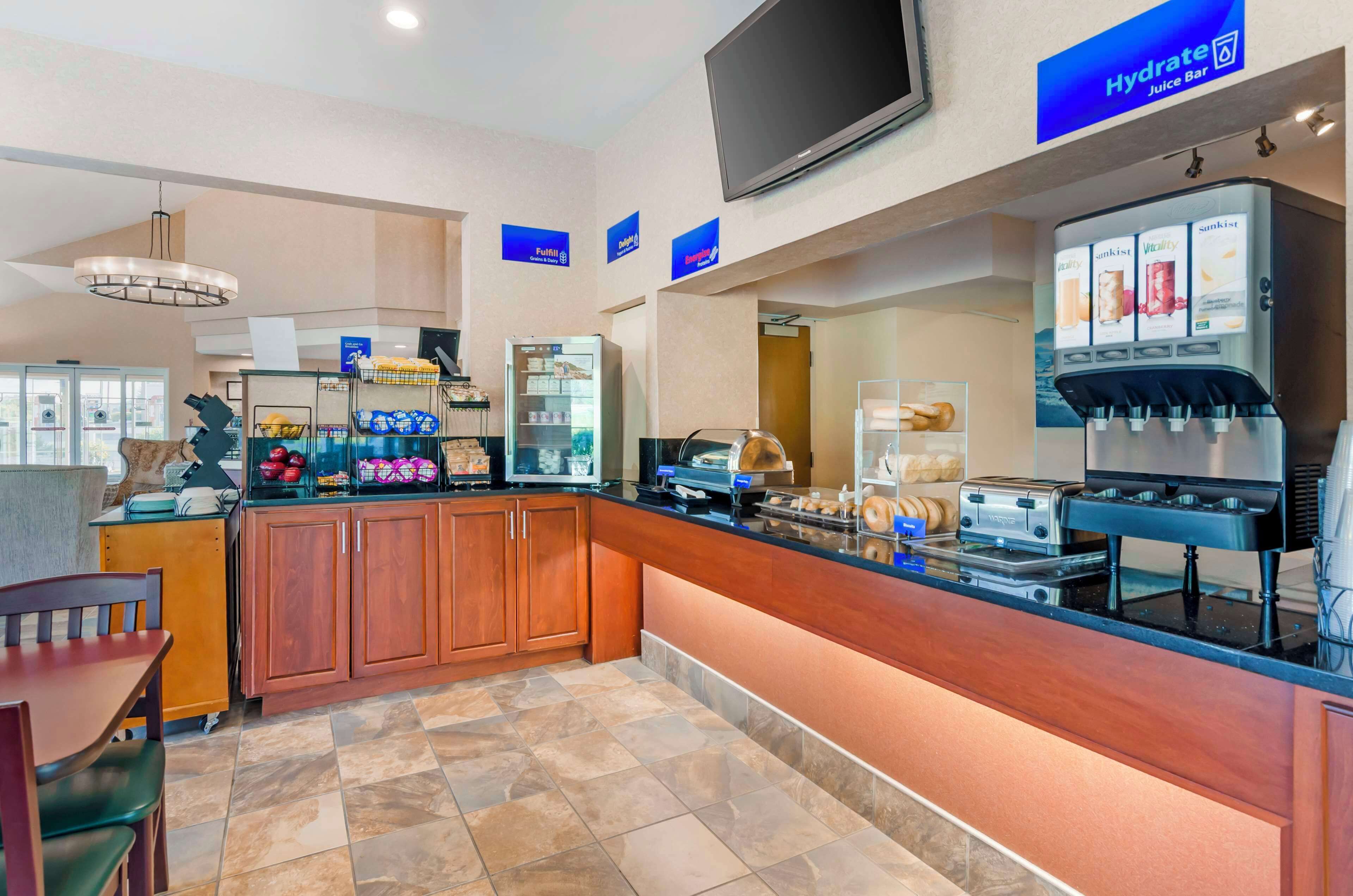 Free self-service breakfast on weekends 