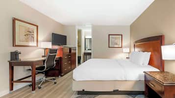 Une chambre d’hôtel équipée d’un lit, d’un bureau, d’une chaise et d’un téléviseur.