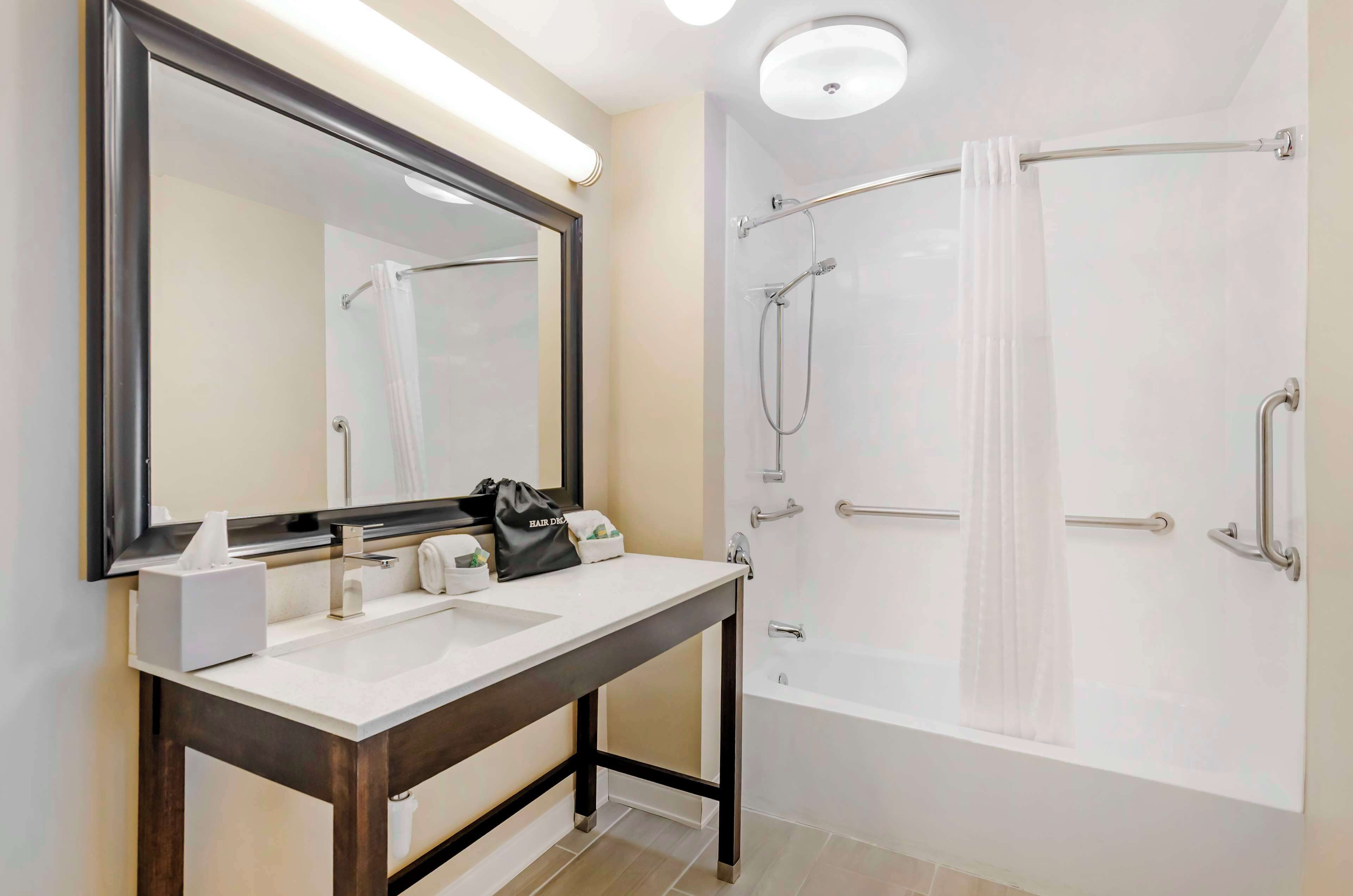 Standard Room, 1 King Bed, Accessible, Bathtub | Bathroom | Combined shower/tub, hydromassage showerhead, free toiletries