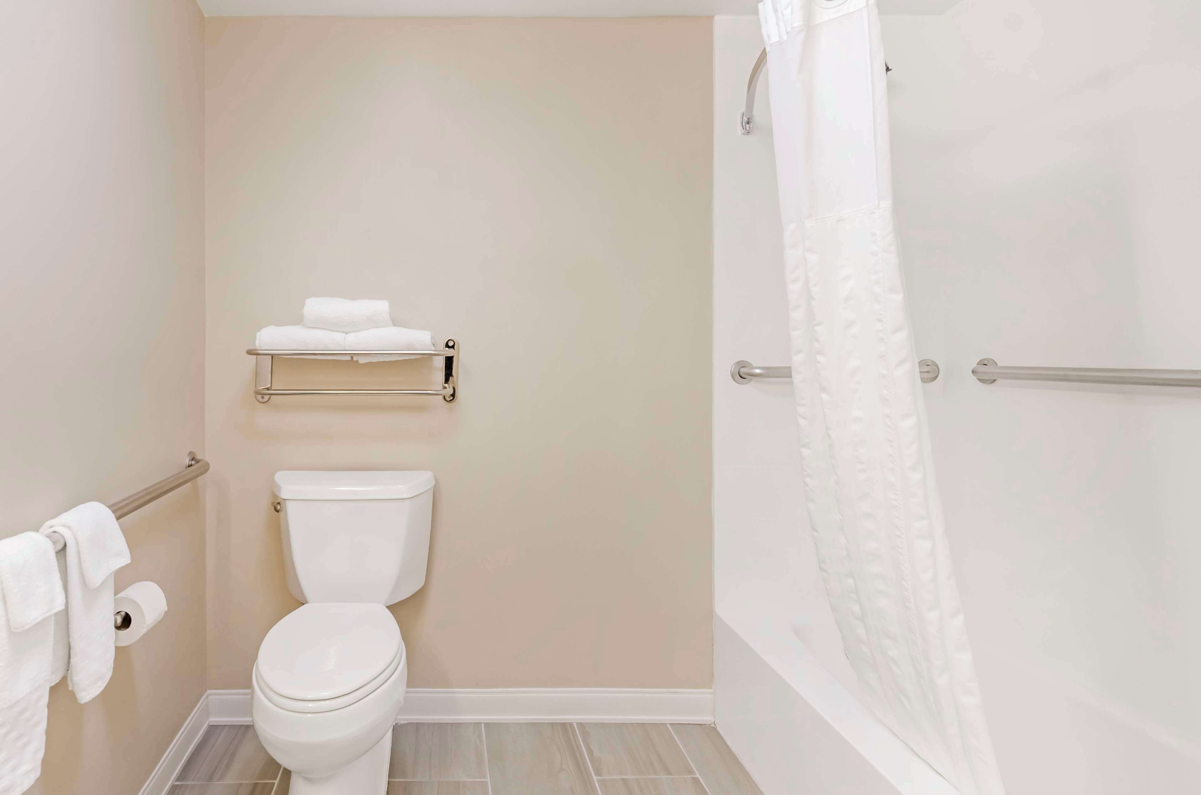 Standard Room, 1 Queen Bed, Accessible, Bathtub | Bathroom | Combined shower/tub, hydromassage showerhead, free toiletries