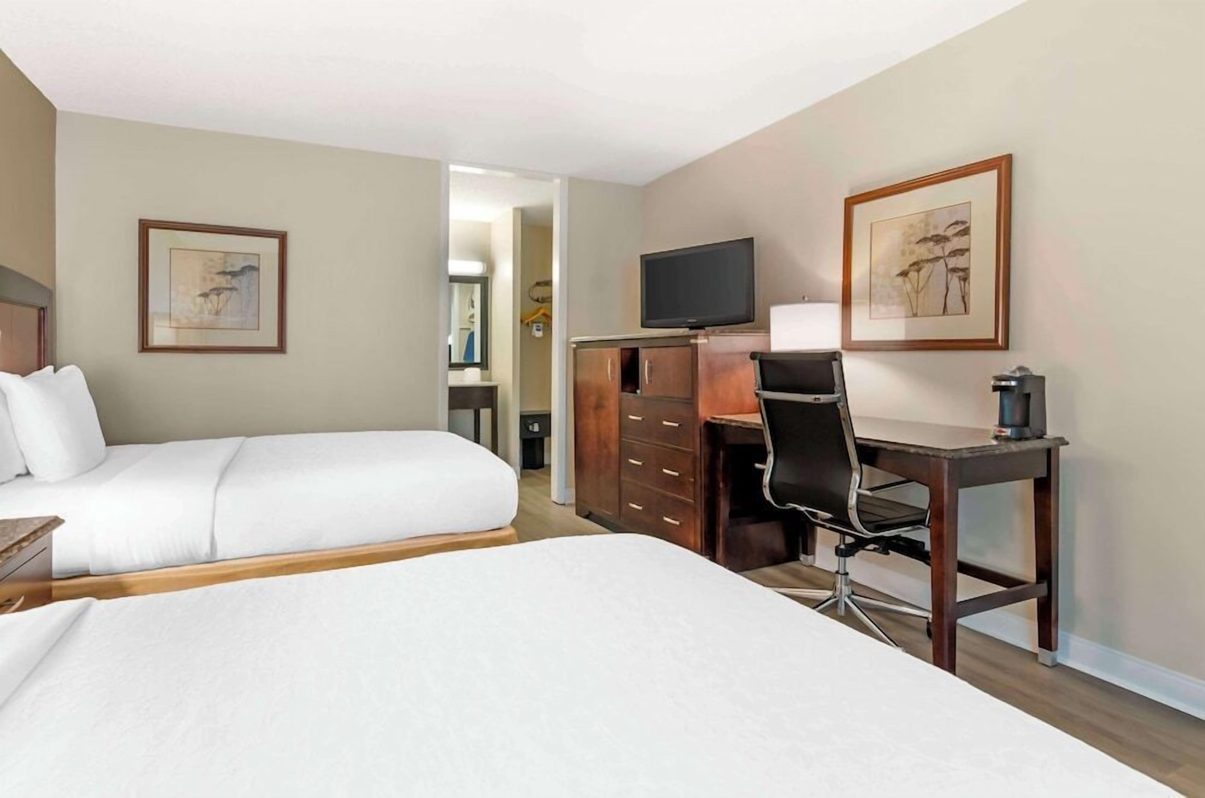 Caja de seguridad en la habitación y escritorio 