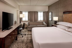 Ropa de cama de alta calidad y caja de seguridad en la habitación 