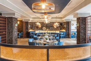 2 ristoranti, aperti a colazione, a pranzo e a cena, cucina mediterranea