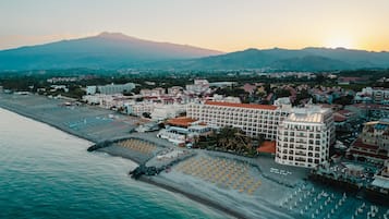 Privatstrand, LiegestĂŒhle, Sonnenschirme, StrandtĂŒcher