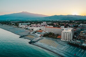 Spiaggia privata, lettini da mare, ombrelloni, teli da spiaggia