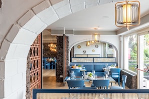 2 restaurants, servant le déjeuner et le dîner; cuisine méditerranéenne