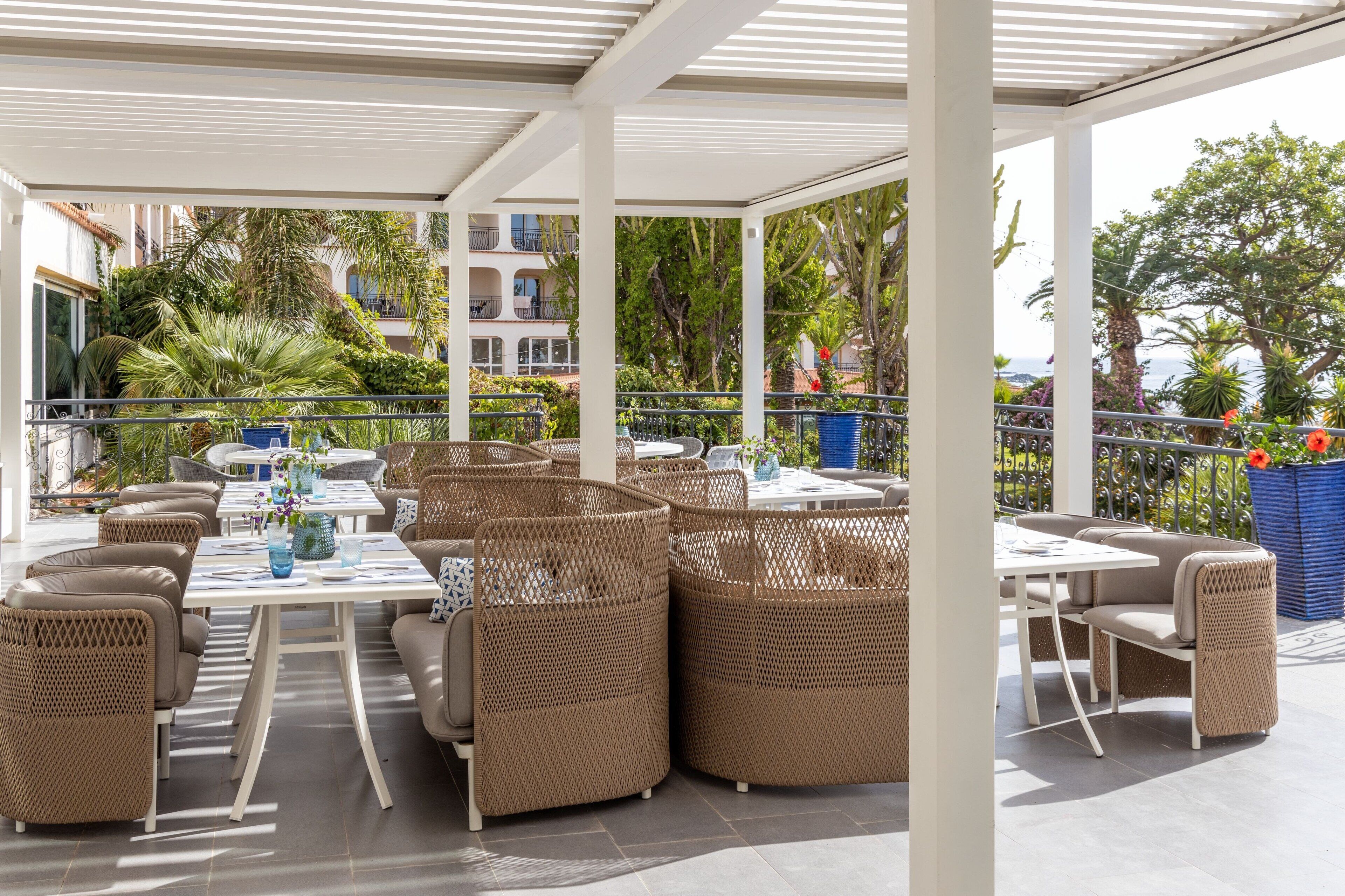 seasonal outdoor pool, open 9:00 am to 6:30 pm, pool umbrellas