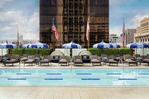 Outdoor pool, sun loungers - Westgate Hotel (San Diego)