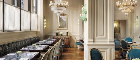 Serveert ontbijt, lunch en diner