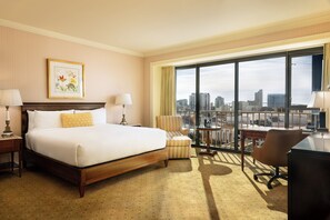 Quarto luxo, 1 cama King | Roupas de cama premium, cofres nos quartos, escrivaninha