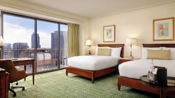 Kamar Double Premier, 2 Tempat Tidur Double | Seprai premium, brankas, meja kerja, dan tirai kedap cahaya