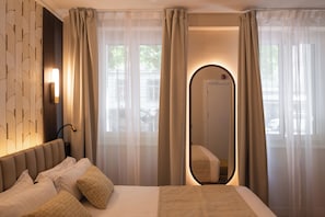 Rom – comfort, 1 dobbeltseng, tilgjengelighetstilpasset, ikke-røyk | Safe på rommet, skrivebord og skrivebord for bærbar PC