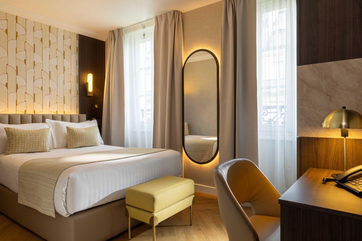 Rom – comfort, 1 dobbeltseng, ikke-røyk (Eiffel Tower View) | Safe på rommet, skrivebord og skrivebord for bærbar PC