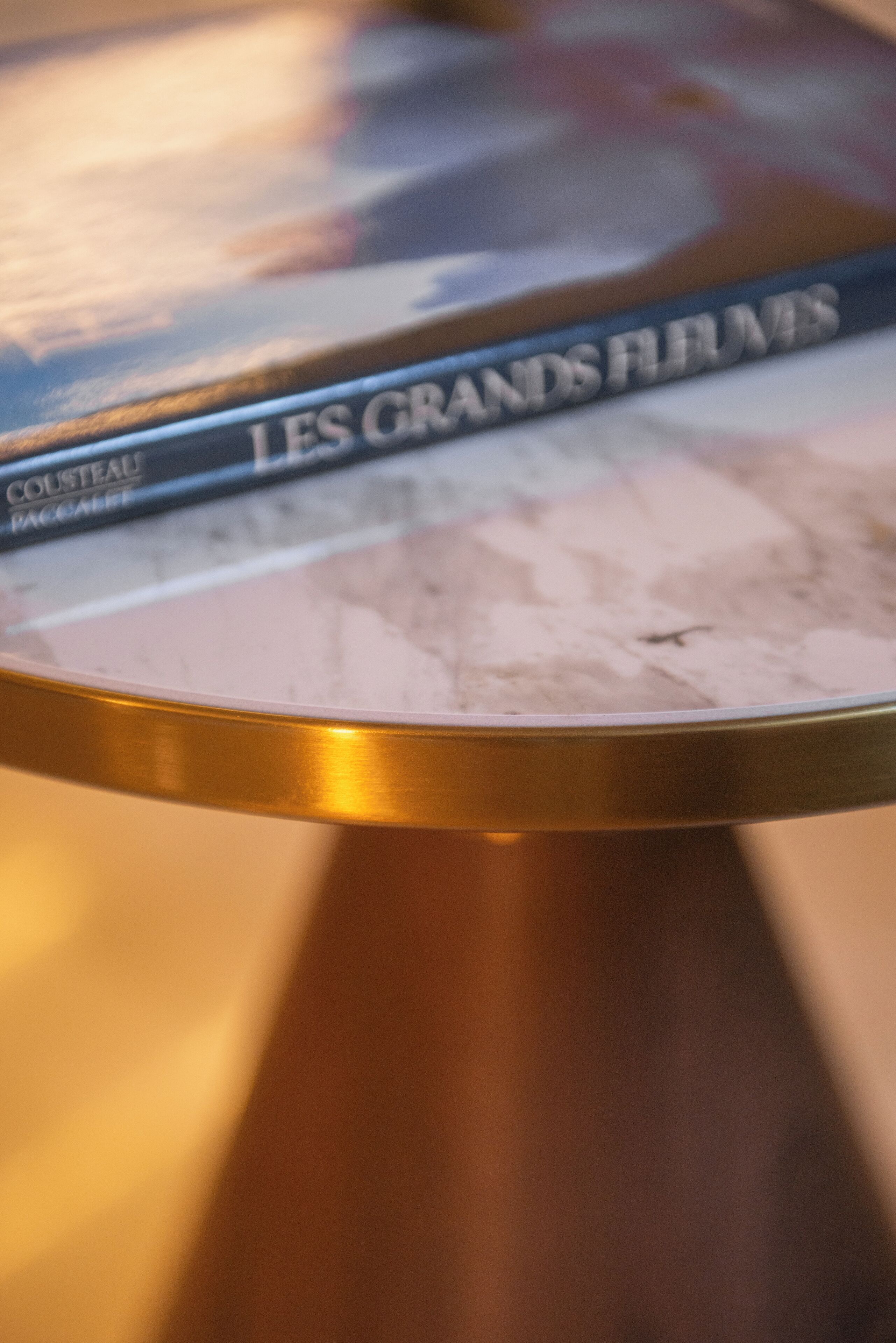 A book titled "LES GRANDS FILMS" on a table.