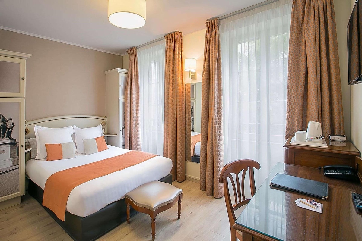 Sengetøy av topp kvalitet, safe på rommet og skrivebord