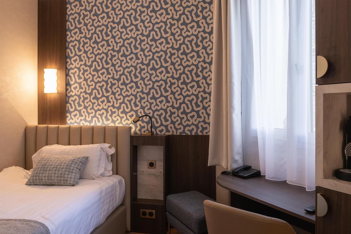 Comfort Room, 1 Single Bed, Non Smoking | In-room safe, desk, laptop workspace, blackout curtains