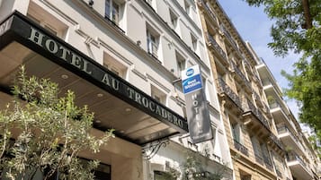Eine Hotelfassade mit Beschilderung für 'HOTEL AU TROCADERO' und 'Best Western', die angibt, dass es sich um ein Best Western Hotel handelt.