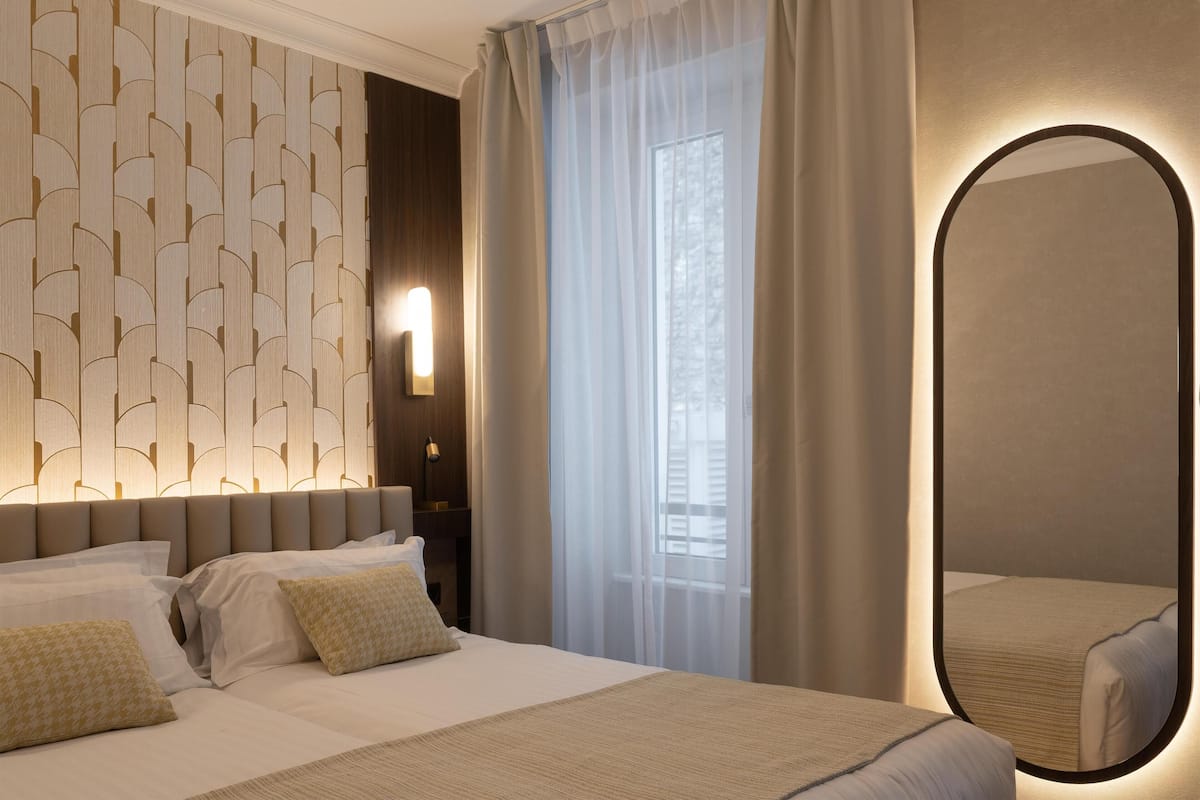 Comfort Room, 2 Single Beds, Non Smoking | In-room safe, desk, laptop workspace, blackout curtains