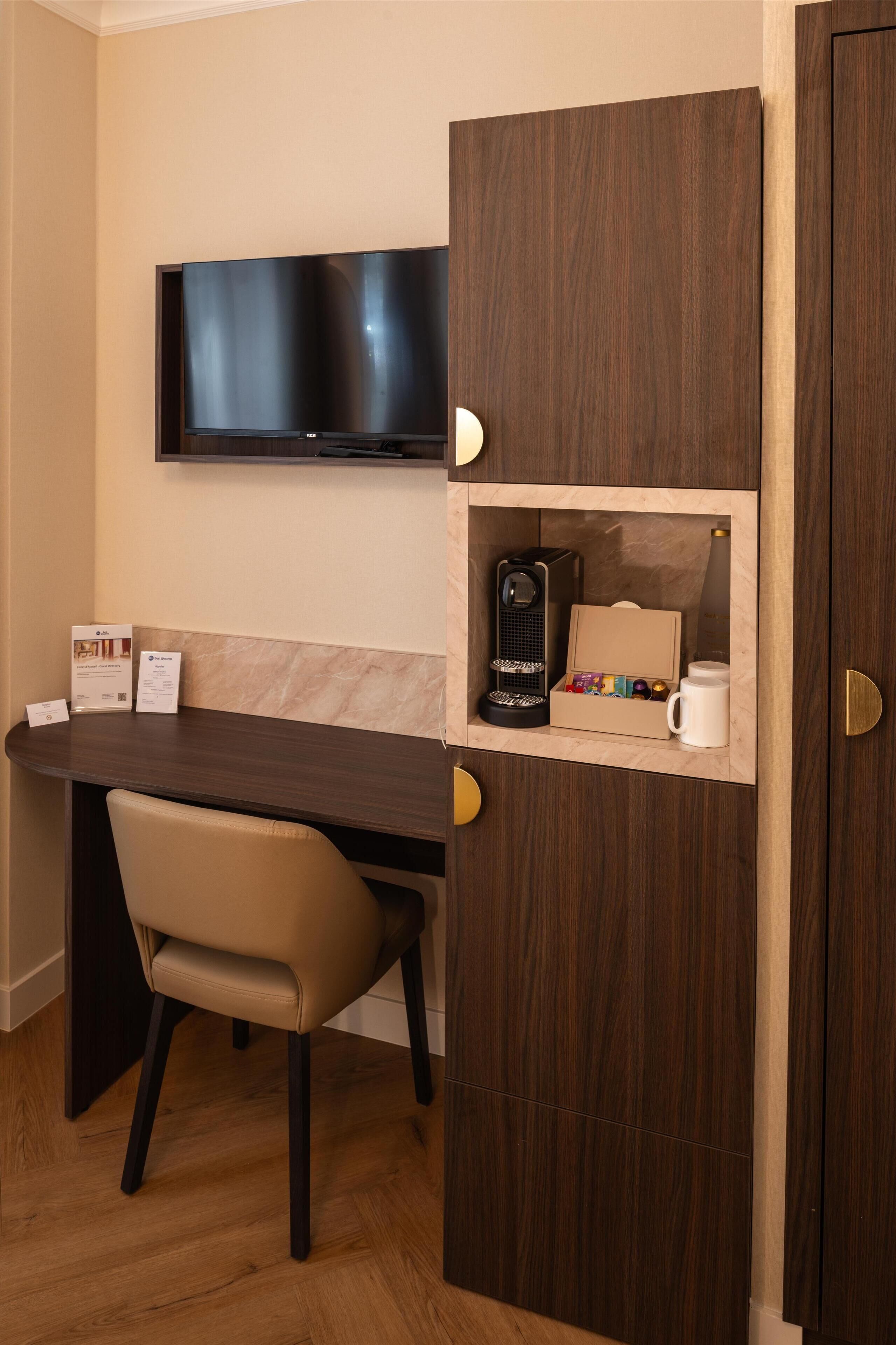 comfort room, 1 double bed, accessible, non smoking | in-room safe, desk, laptop workspace, blackout curtains