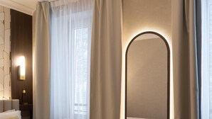 Rom – comfort, 2 enkeltsenger, ikke-røyk | Safe på rommet, skrivebord og skrivebord for bærbar PC