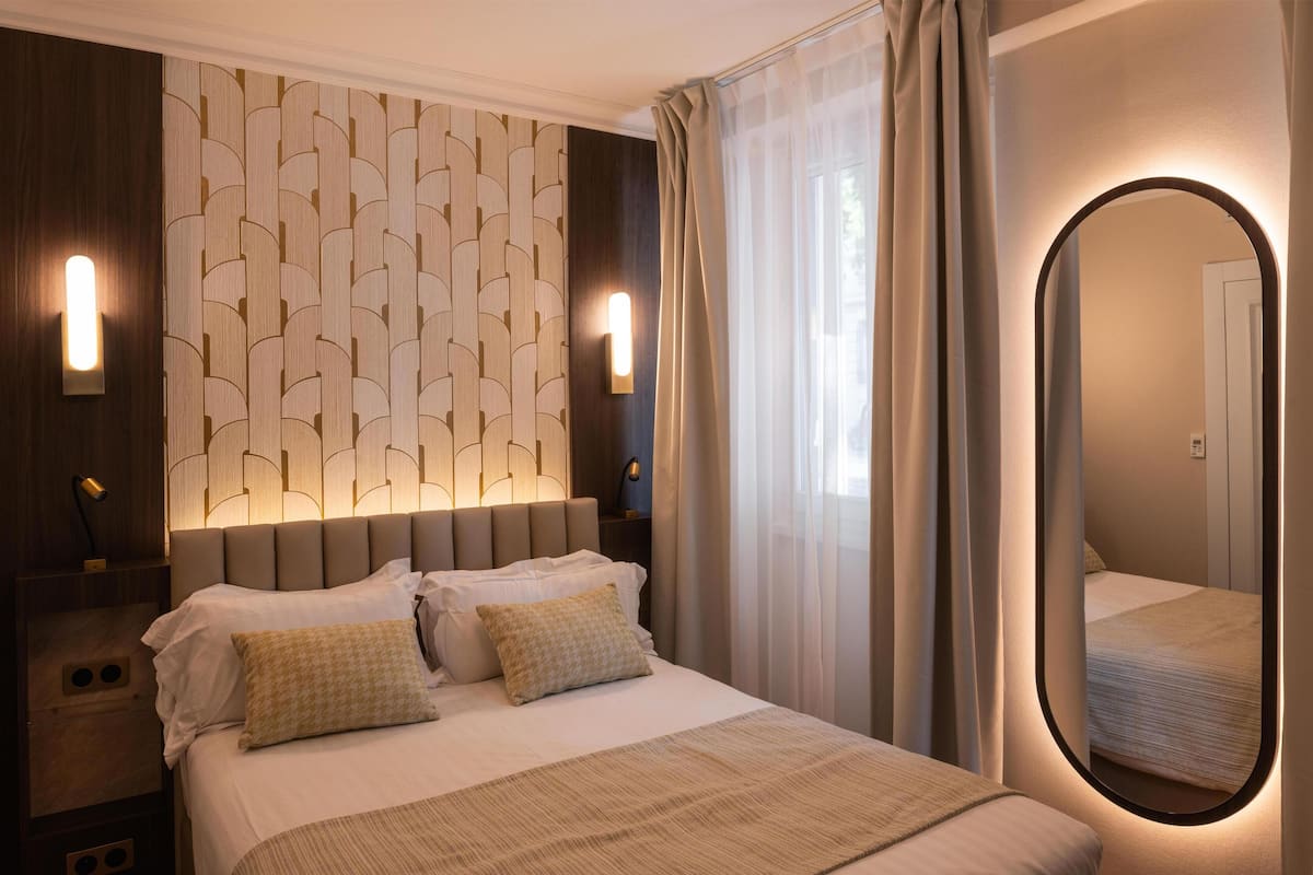Comfort Room, 1 Double Bed, Accessible, Non Smoking | In-room safe, desk, laptop workspace, blackout curtains