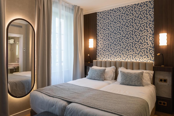 In-room safe, desk, laptop workspace, blackout drapes - Best Western Au Trocadero (Paris)