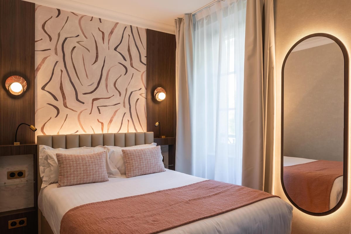 Comfort Room, 1 Double Bed, Non Smoking (Eiffel Tower View) | In-room safe, desk, laptop workspace, blackout curtains
