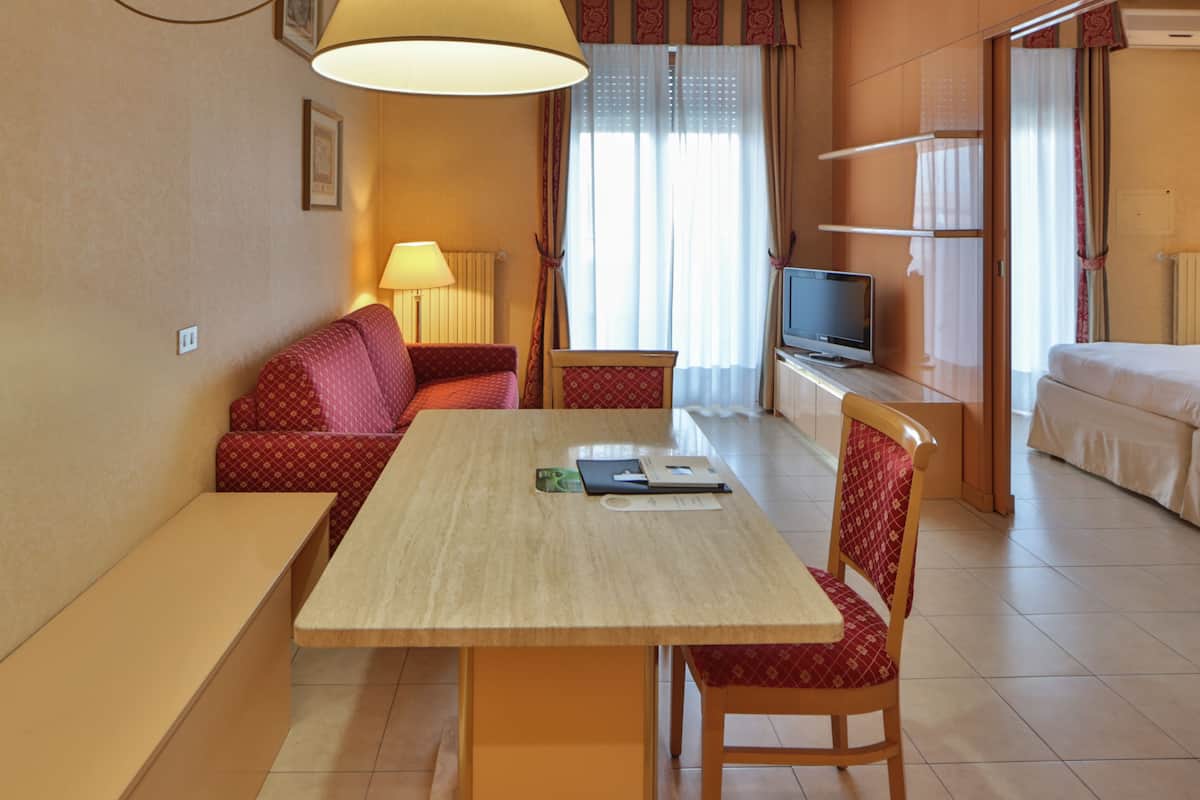 Suite, 1 Queen Bed with Sofa bed