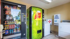 Un distributeur automatique de collations et un autre distributeur de la boisson Sun Drop.
