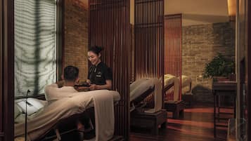 Salas de tratamiento para parejas, sauna y tina de hidromasaje