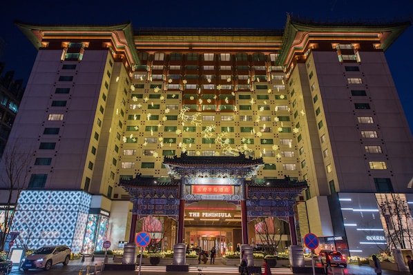 Façade de lâhĂ©bergement â soirĂ©e/nuit