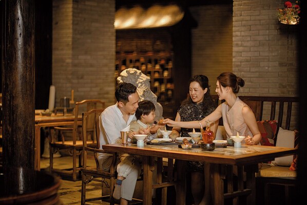 3 restaurants, breakfast, lunch, dinner served; Chinese cuisine 