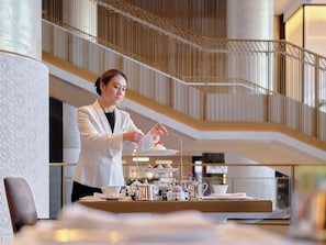 3 restaurants; breakfast, lunch, dinner, and brunch served