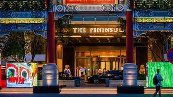 L’entrée de l’hôtel Peninsula, avec ses éléments architecturaux traditionnels chinois et une enseigne en chinois.