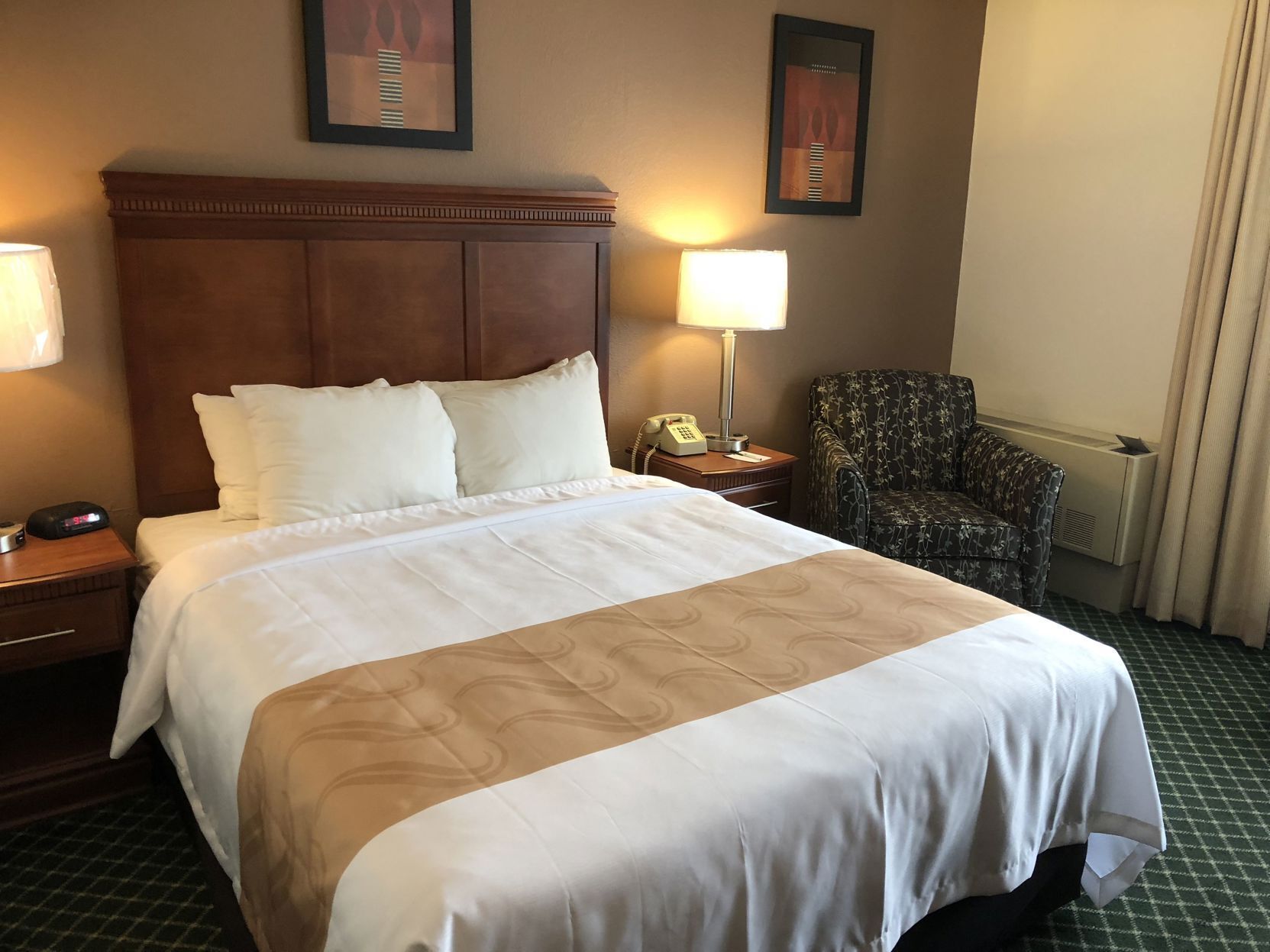 高档床上用品、加厚床垫、客房内保险箱、办公桌