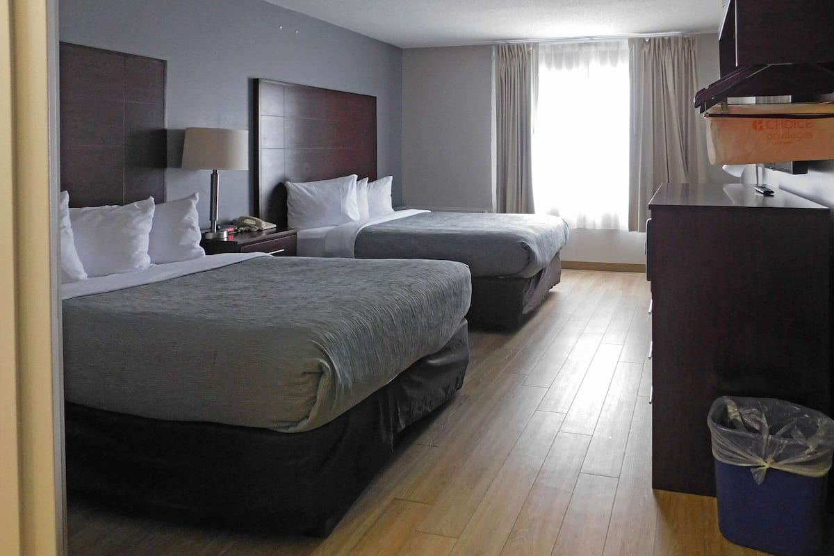 premium bedding, pillow-top beds, in-room safe, desk