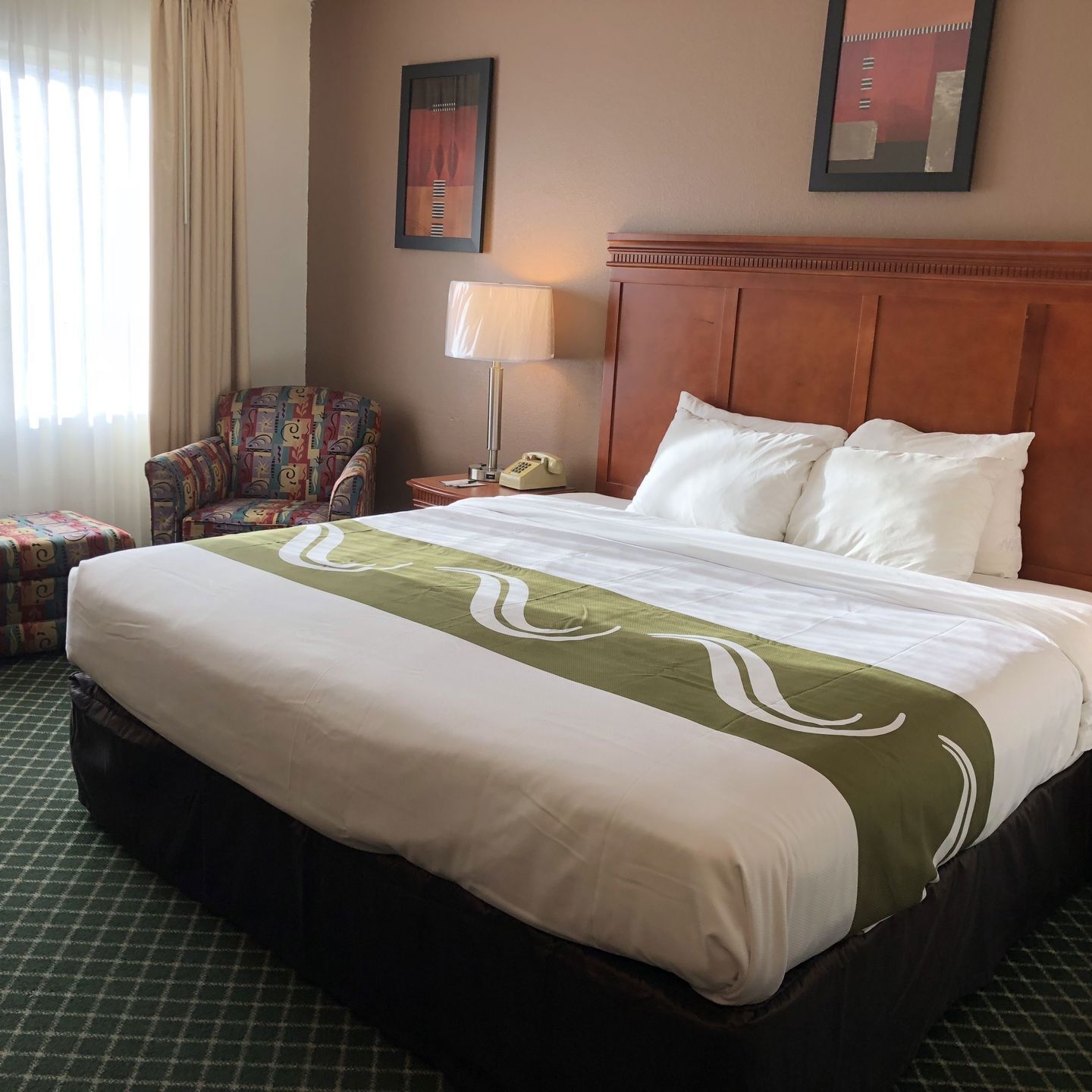 高档床上用品、加厚床垫、客房内保险箱、办公桌