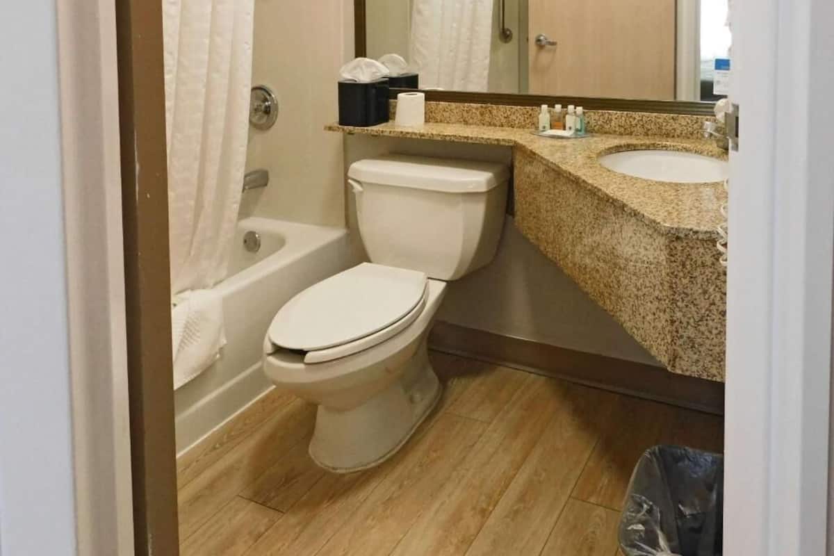 premium bedding, pillow-top beds, in-room safe, desk