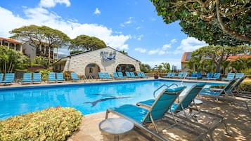 Piscine extérieure, chaises longues