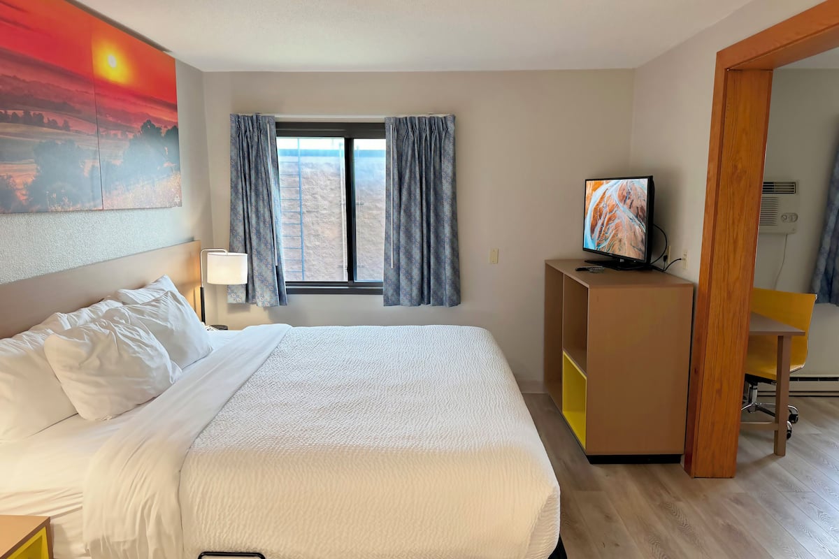 Escritorio, cortinas blackout, cunas gratuitas y wifi gratis
