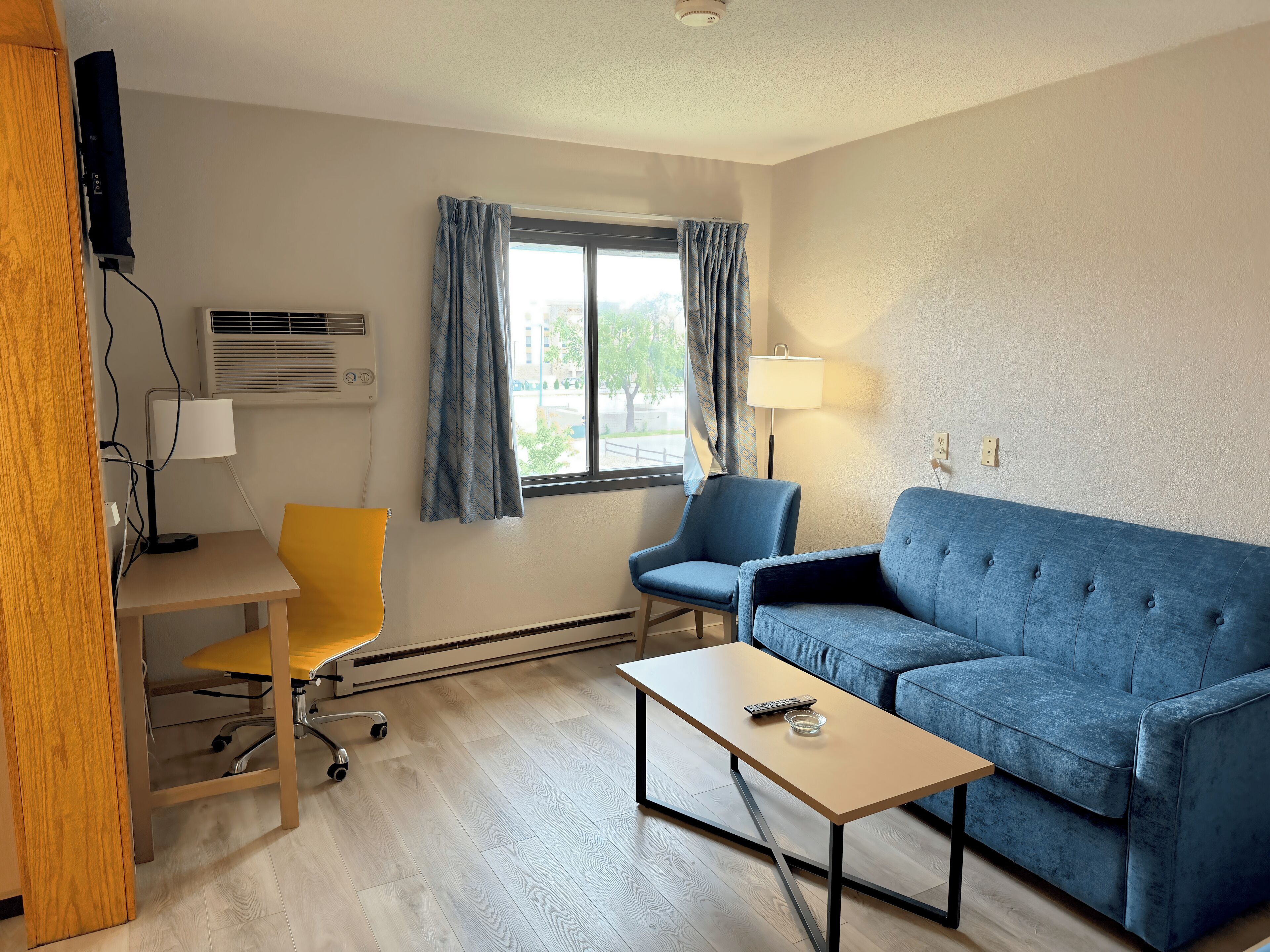 Suite, 1 King-Bett, Kühlschrank und Mikrowelle | Wohnbereich | 42-Zoll-LED-Fernseher mit Kabelempfang, Fernseher